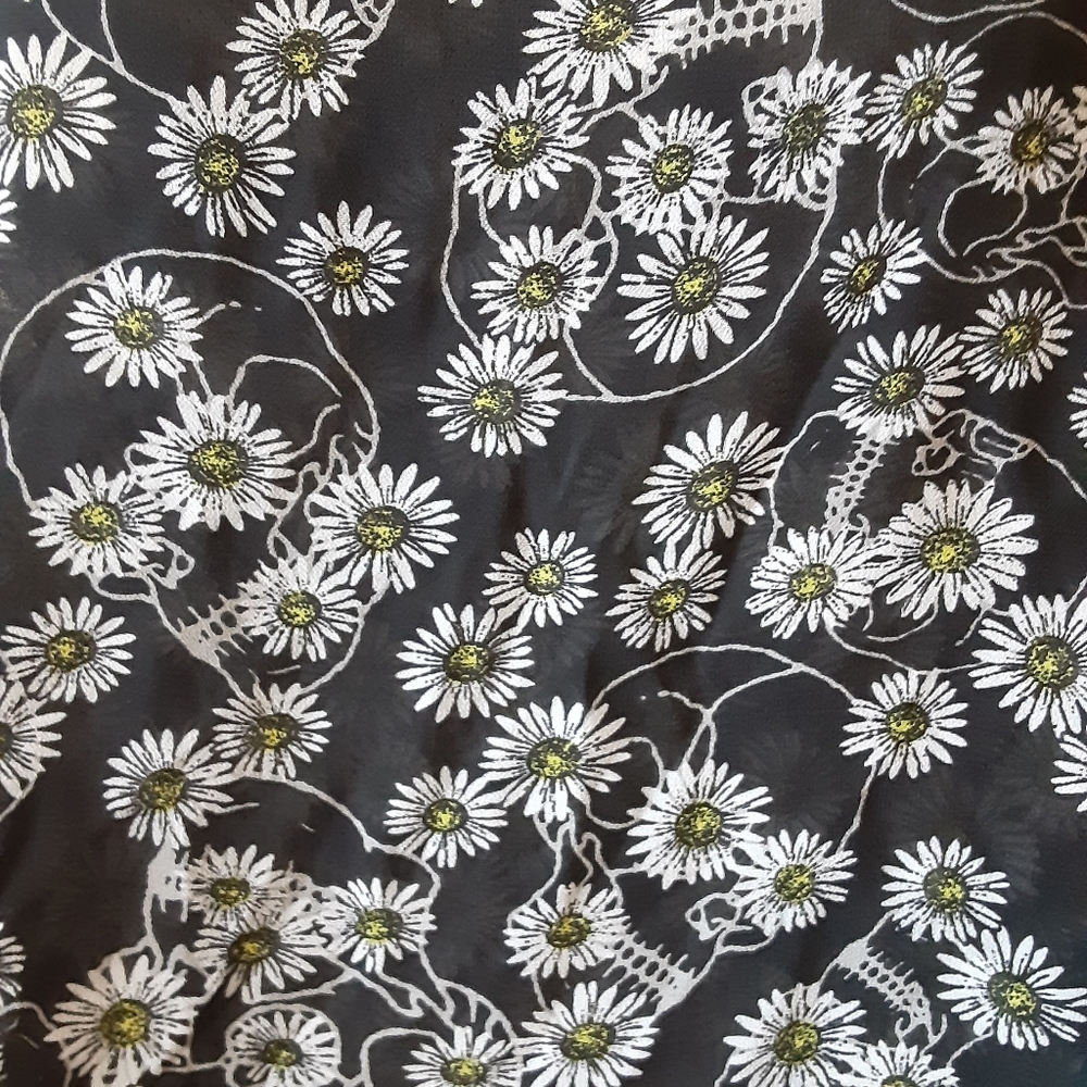 2 for $20 Skull and daisy tank top - Picture 2 of 4